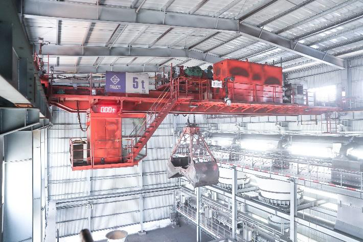 Double girder grab overhead crane handling bulk material