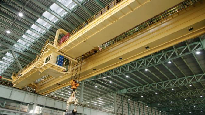 Double girder overhead crane installed in an industrial workshop