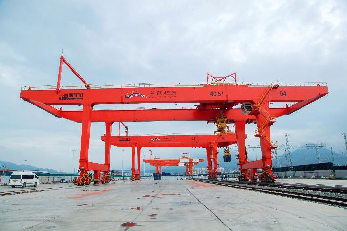 Kuangyuan 40.5 t rail-mounted container gantry cranes at a rail logistics centre