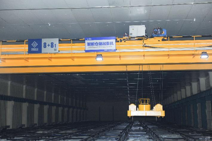 Kuangyuan intelligent storage crane operating in an automated warehouse